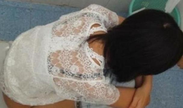 猥琐男躲厕所偷窥美女
