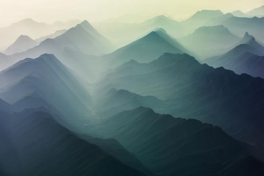 山间迷雾
