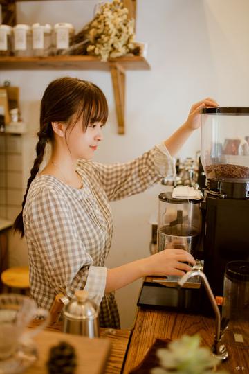 ​麻花辫清新文艺美女
