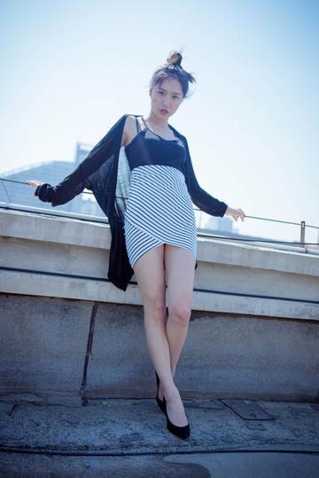 ​天台上长腿美眉
