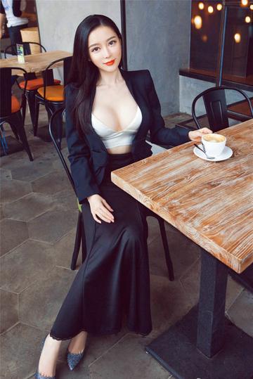 餐厅气质美女着装大胆