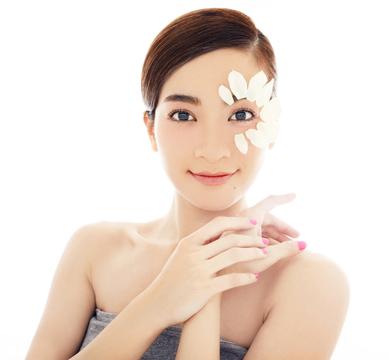 李晟妆容淡雅