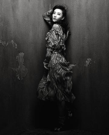 多彩写意王丽坤展女王风范