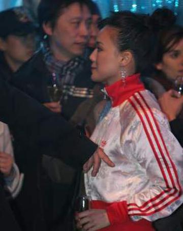 舒淇遭到黑衣男袭胸