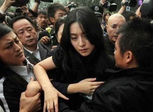 范冰冰趁乱被胸袭