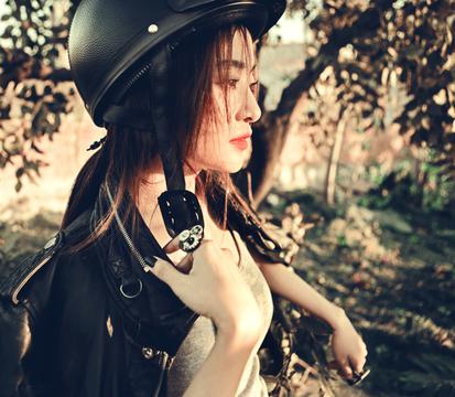 李晟散发摇滚魅力