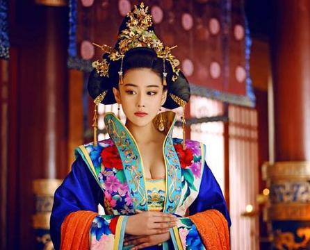 张馨予酥胸半露演武则天