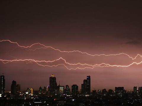 扩散雷暴横跨曼谷上空