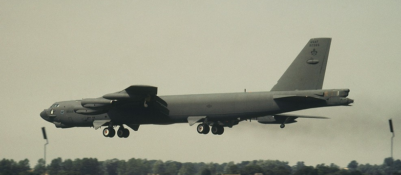 b-52轰炸机低空飞行