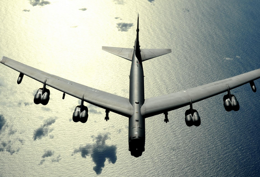 b-52远程战略轰炸机