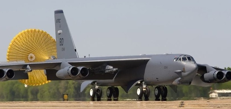 B-52轰炸机降落时打开减速伞