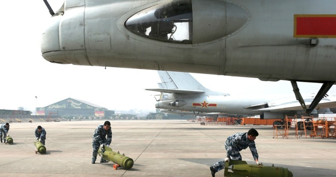 空军地勤为轰炸机装弹