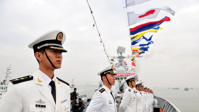 海军官兵在甲板列队