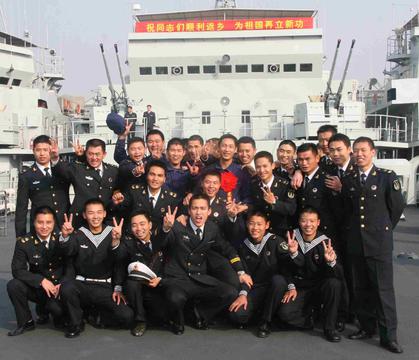 驻沪海军某部欢送退伍老兵