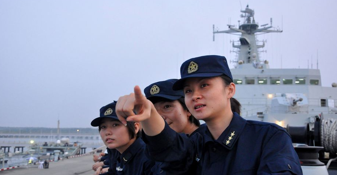 中国海军井冈山号登陆舰迎来首批维族女兵
