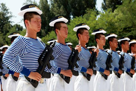海军换发海魂衫训练服