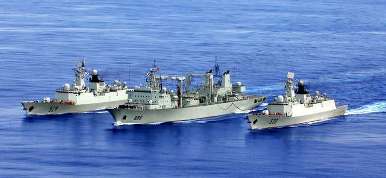 中国海军远海编队护航商船