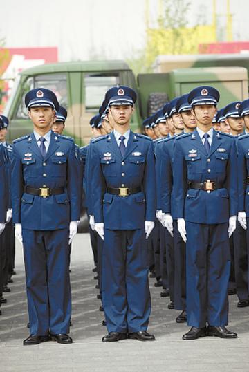集中展示了新换发的陆军,海军
