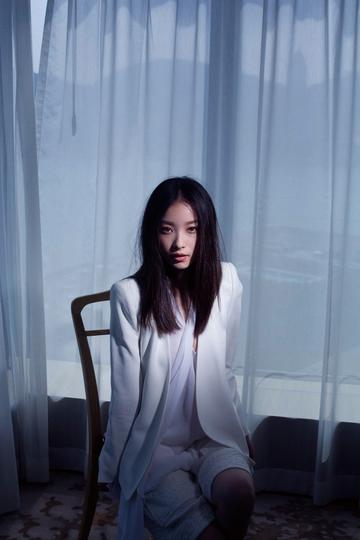 倪妮白色干练西装
