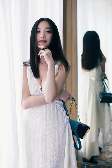 倪妮秀性感事业线