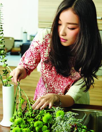 倪妮表情认真