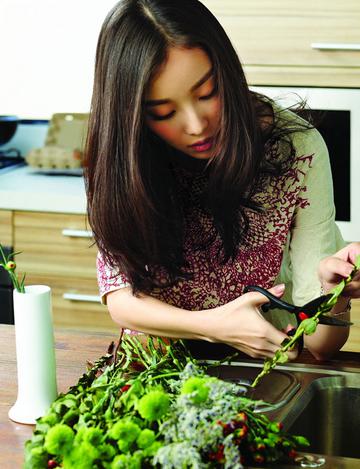 倪妮修剪花草