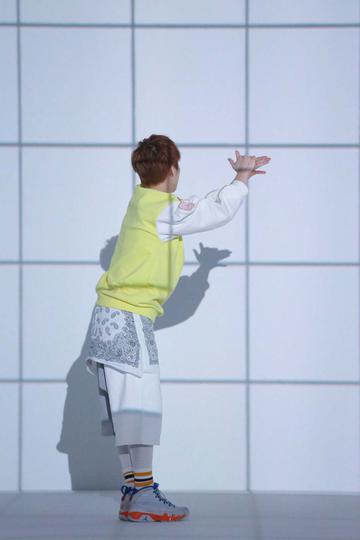 XIUMIN玩影子游戏