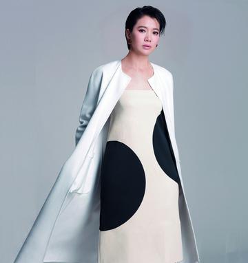 袁咏仪展靓妈气质