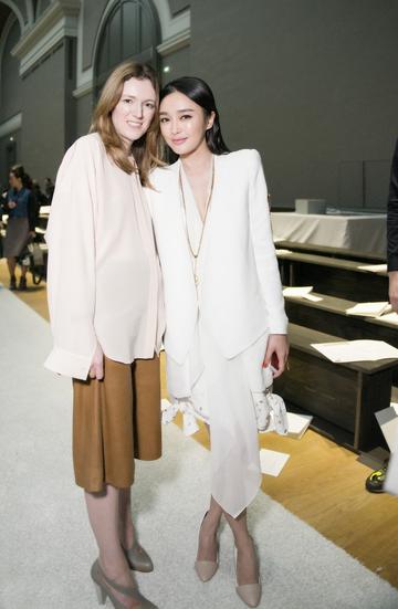 秦岚与设计师Clare Waight Keller合影