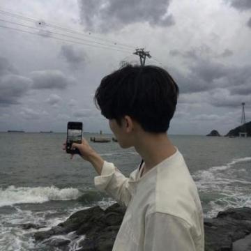 成熟稳重的男生头像   千杯敬自由