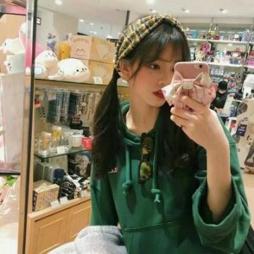 她衣衫飘动，身法轻盈，容色极美，约莫十七八岁年纪