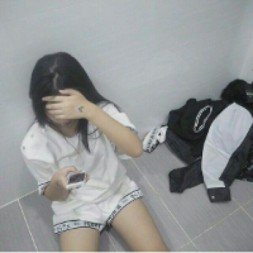 你的黑发现在睡进谁的胸口，你的唇现在跟谁要温柔