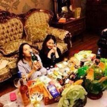 无论白日黑夜，都见不到她，那么睡与不睡，对我有何区别