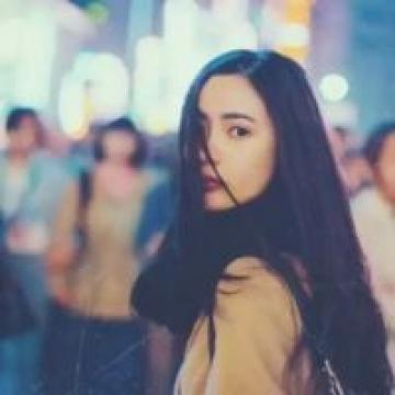 不知道是在等时光带走你，还是等自己遗忘你
