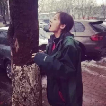 公交当然不会永远都不到站，正如年少的爱未能如我们所愿走到永远