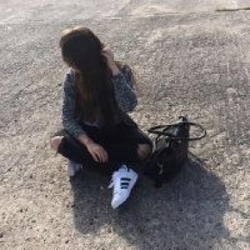 我忘记了曾经自己爱笑的摸样，我丢掉了那个无忧无虑的自己
