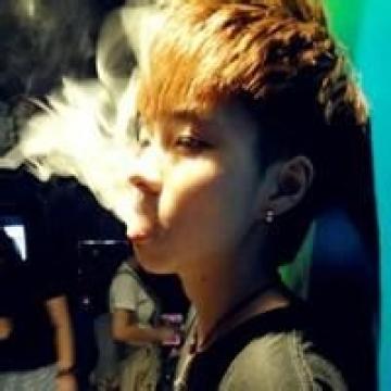 她为他生下第一个女儿的时候，他对她说：辛苦了