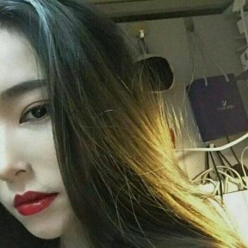 他亲吻她的额头轻声说：你等我