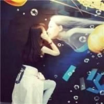 假如一千个人从我身边踏过，我也能听出你的脚步声