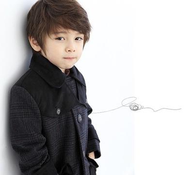 抿嘴小正太