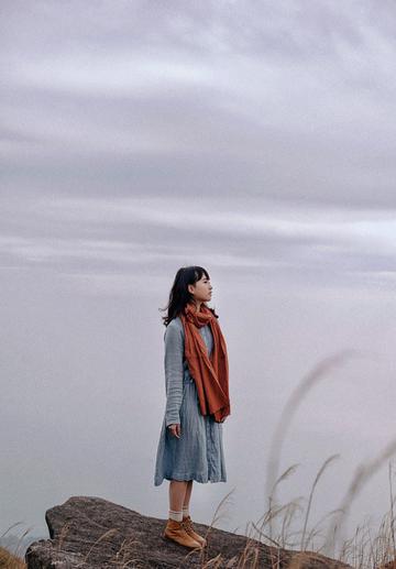 岩石上的女孩
