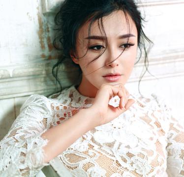 秦岚妩媚动人