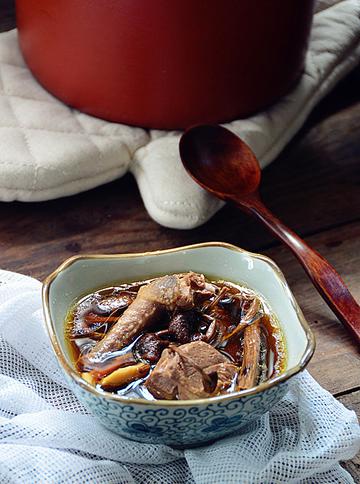 茶树菇炖鸽子
