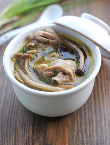 茶树菇土鸡汤