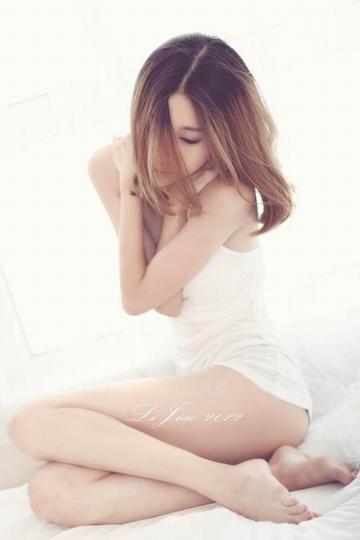 中发白衣少女
