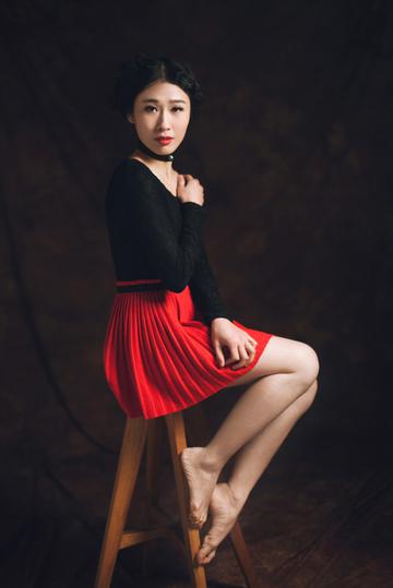 红裙舞者