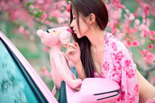 粉色车模女孩