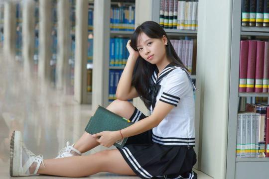 图书馆里的女学生