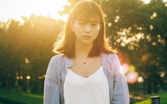 女生唯美逆光写真