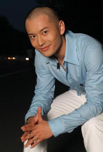 黄晓明偏光头造型
